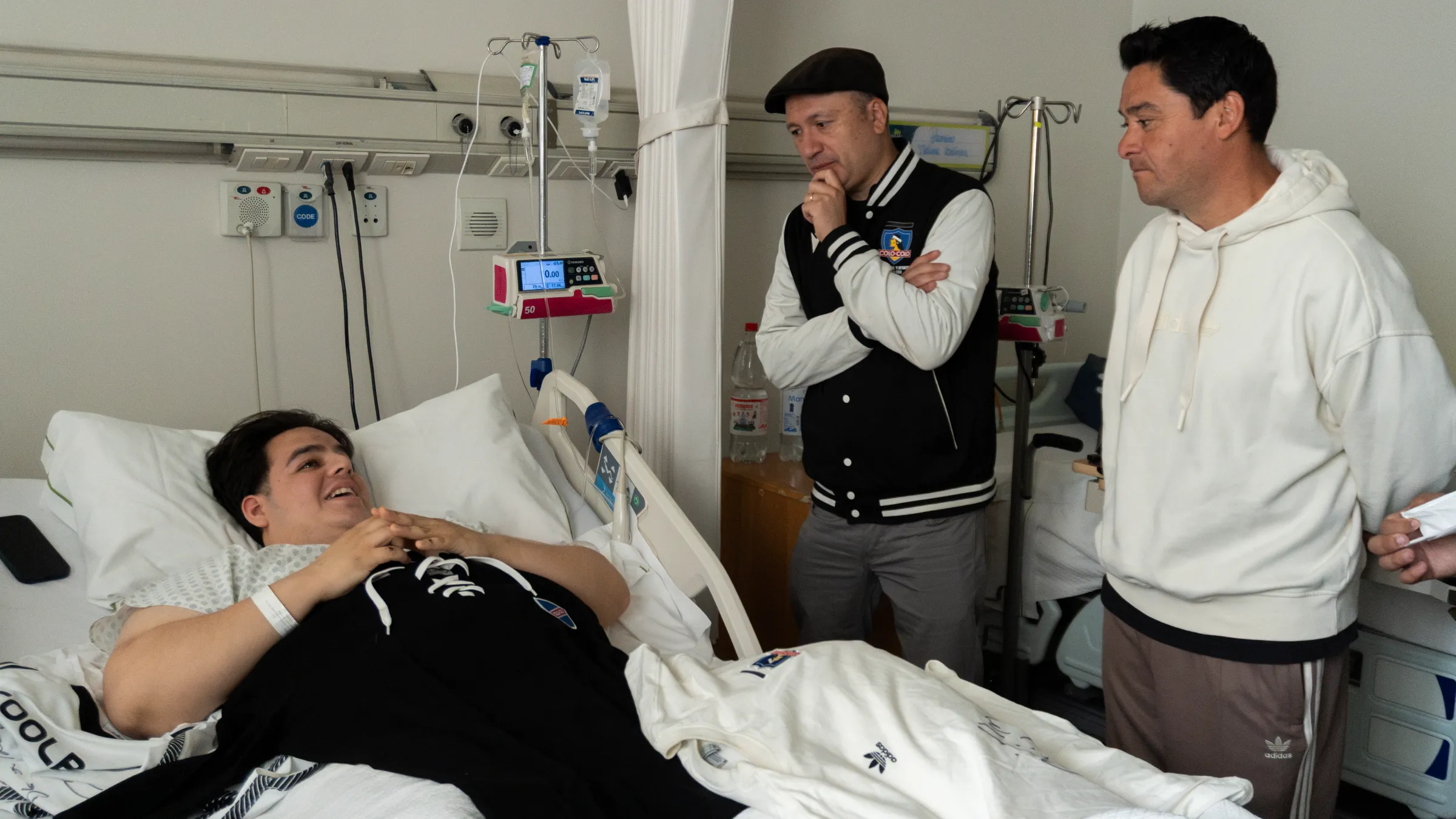 Edmundo Valladares y Manuel Neira junto a Felipe, socio de Colo Colo.