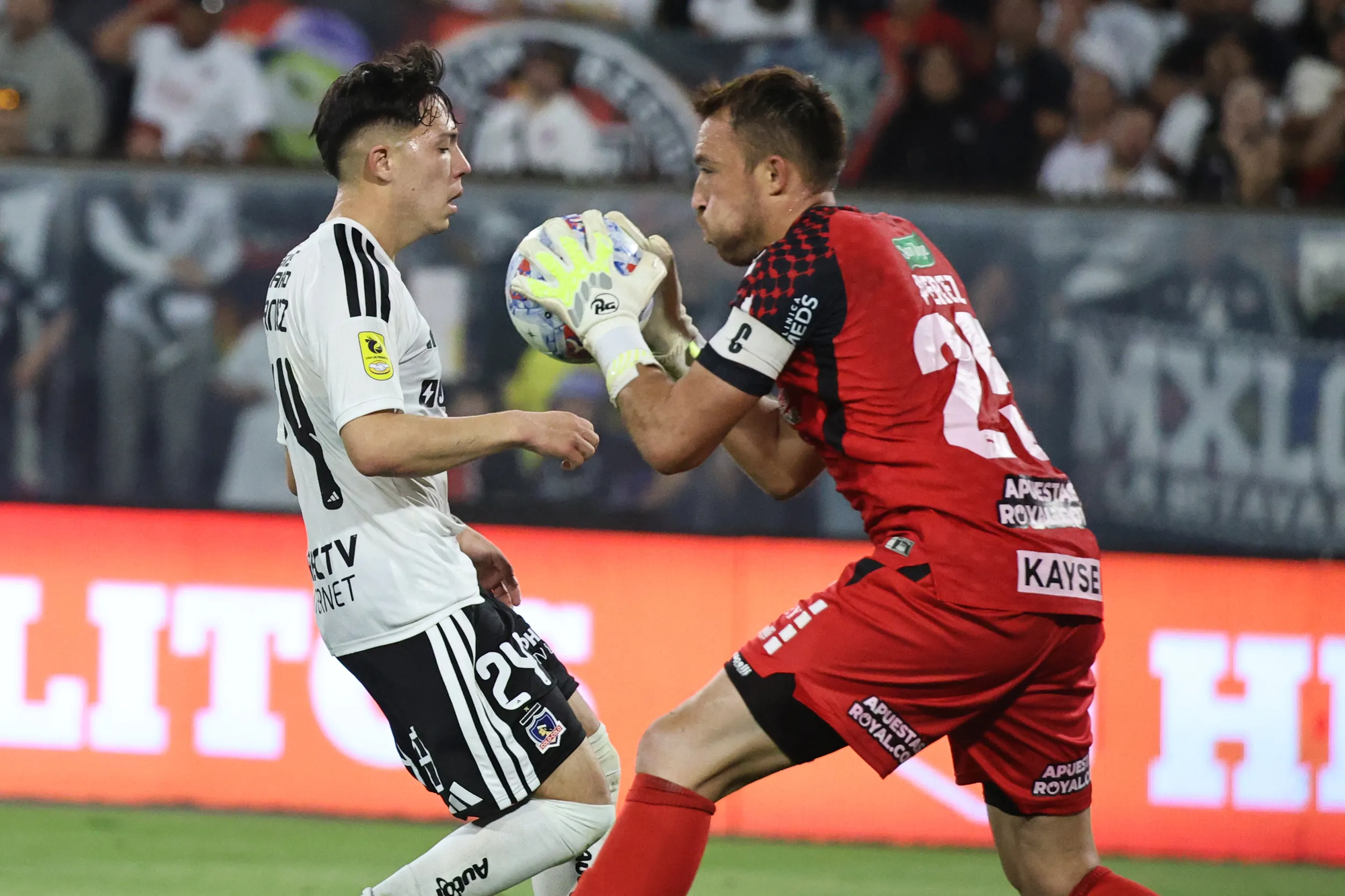 Sebastián Pérez sigue atento lo que pasa en el arco de Colo Colo.
