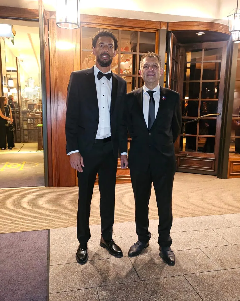 Vozinha junto a Aníbal Mosa en el Balón de Oro.