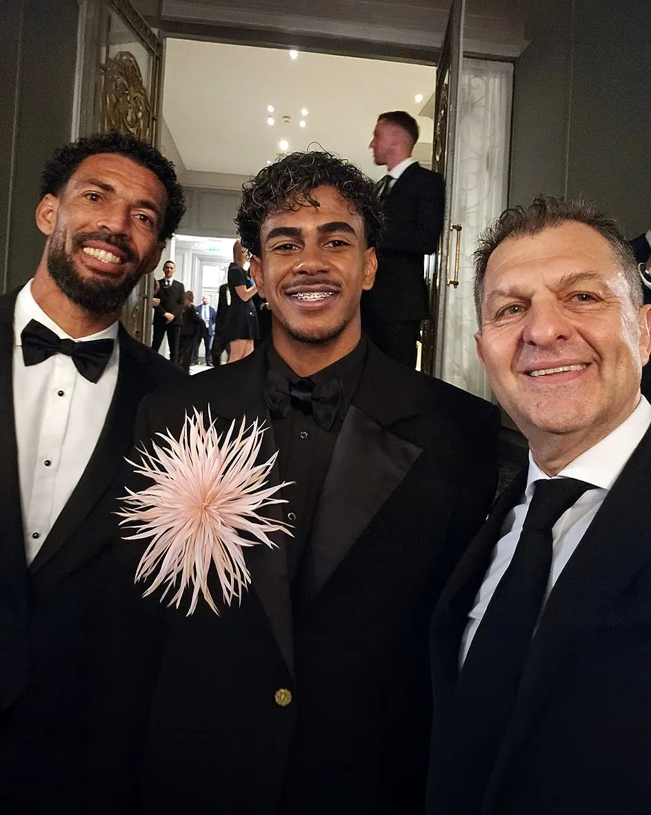 Vozinha y Mosa junto a Lamine Yamal en el Balón de Oro.