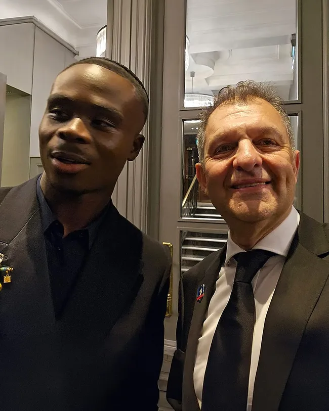 Aníbal Mosa junto a Bukayo Saka.