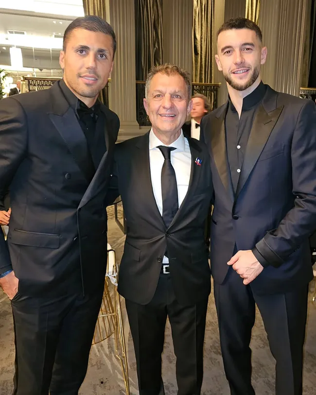 Aníbal Mosa junto a Rodri y Joan García en el Balón de Oro.