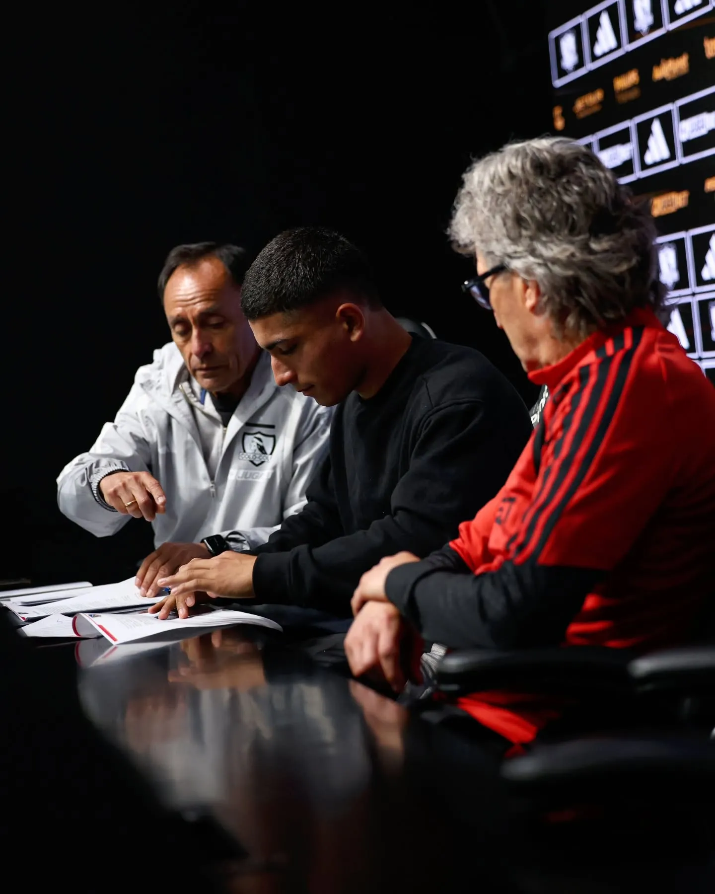 Pierre Allende firma su primer contrato con Colo Colo.Imagen: Colo Colo Oficial