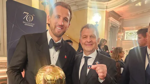 Aníbal Mosa le regaló un pin de Colo Colo a todo el Balón de Oro.