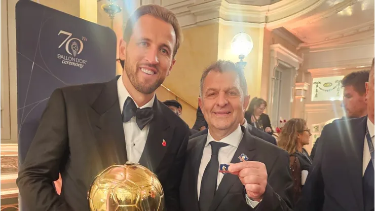 Aníbal Mosa le regaló un pin de Colo Colo a todo el Balón de Oro.