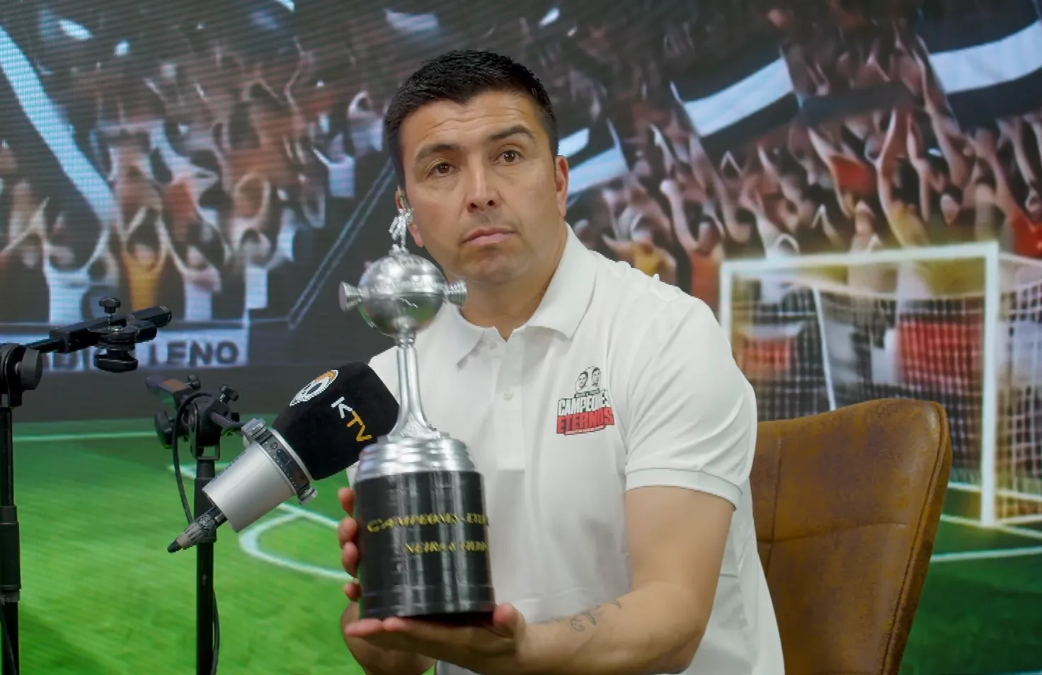 Gonzalo Fierro le enrostró la Copa Libertadores de Colo Colo a Diego Rivarola.