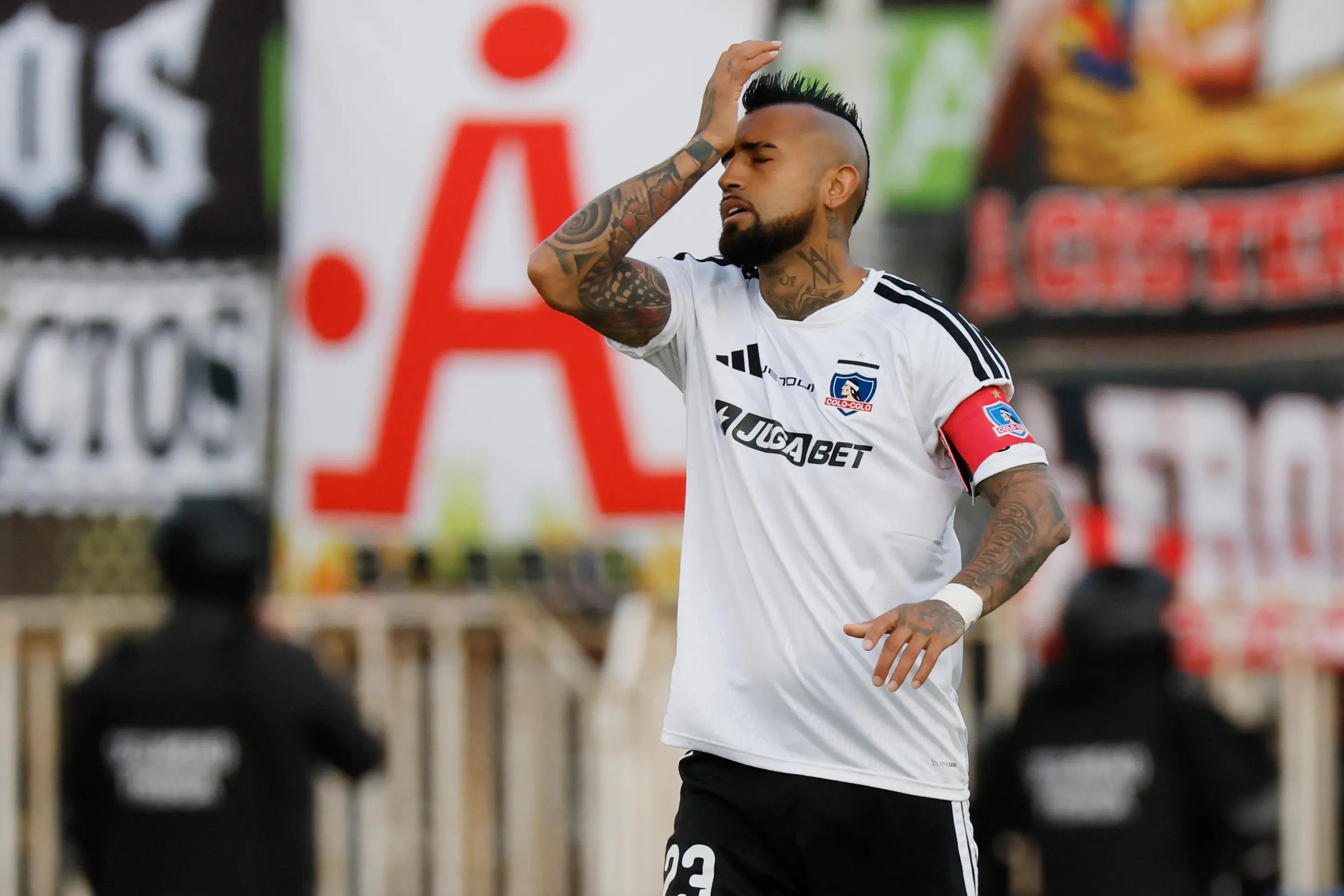 Esteban Paredes dispara contra Blanco y Negro por el futuro de Arturo Vidal en Colo Colo.