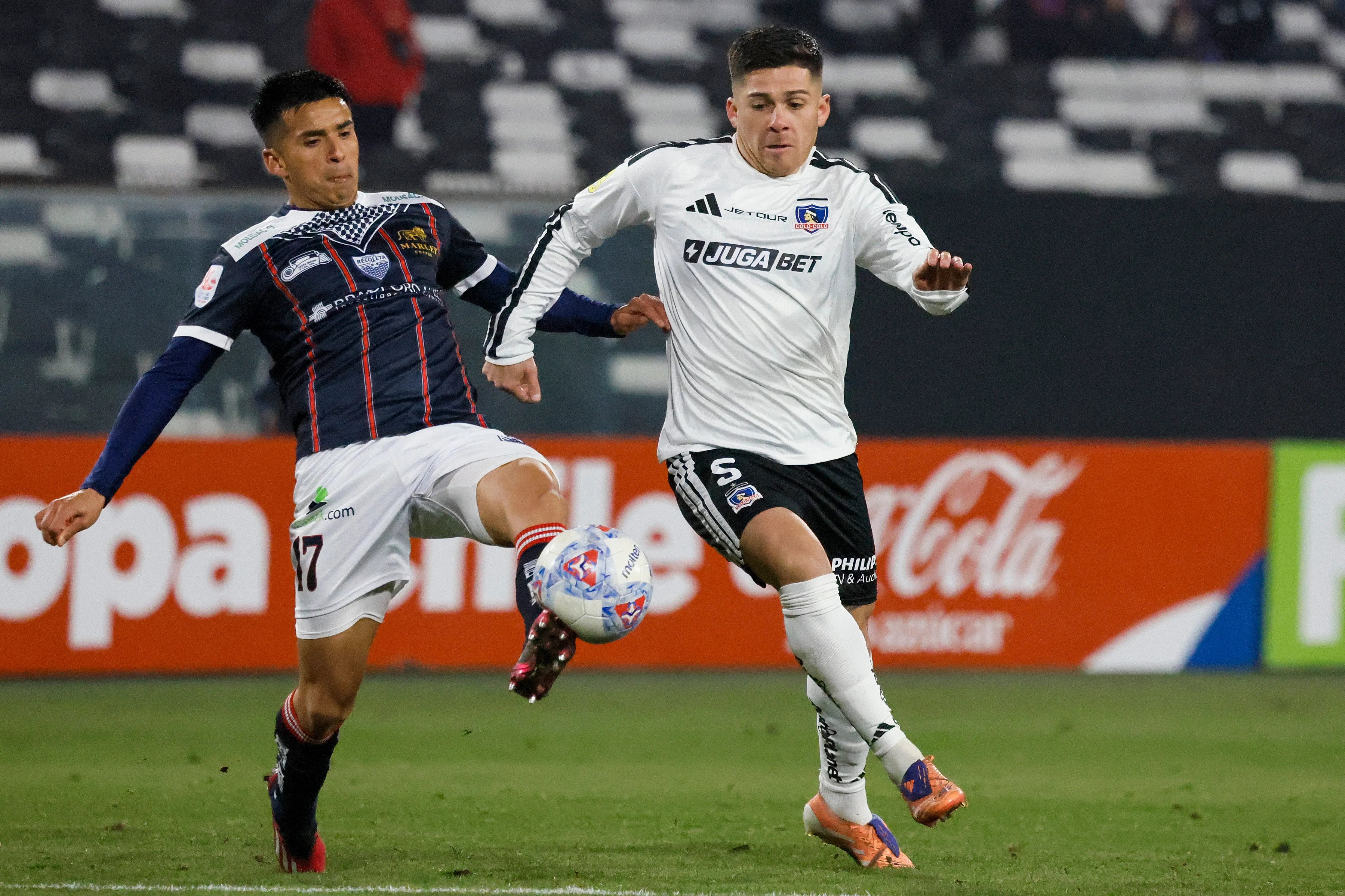 Víctor Felipe Méndez y la presión de Colo Colo por el título. Imagen: Andres Pina/Photosport