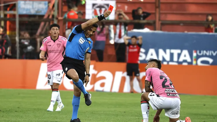 El duro castigo que recibió jugador de Palestino tras lesionar a Leandro Hernández.
