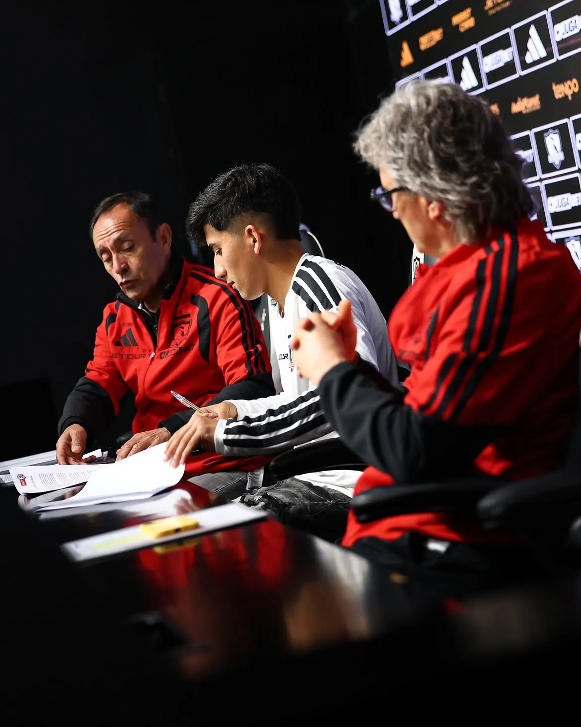 Claudio Salvo firmando su contrato con Colo Colo.Imagen: Colo Colo Oficial